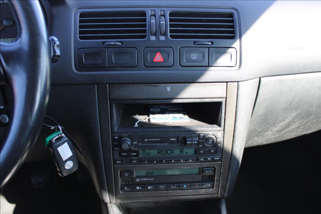 2002 – Volkswagen Bora – 1,6 i  1.maj.,ČR,STK 2/2027