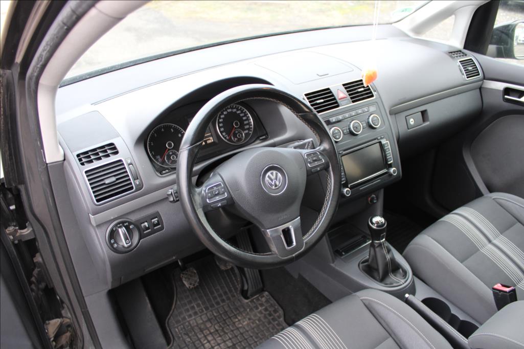 2012 – Volkswagen Touran – 1,4 TSi  NAVI, KAMERA,VÝHŘEVY