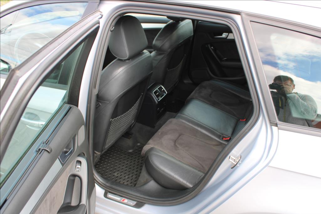 2015 – Audi A4 – 2,0 TDi  AUTOMAT, S-LINE