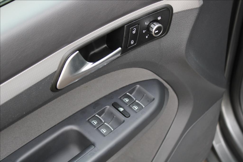 2012 – Volkswagen Touran – 1,4 TSi  NAVI, KAMERA,VÝHŘEVY