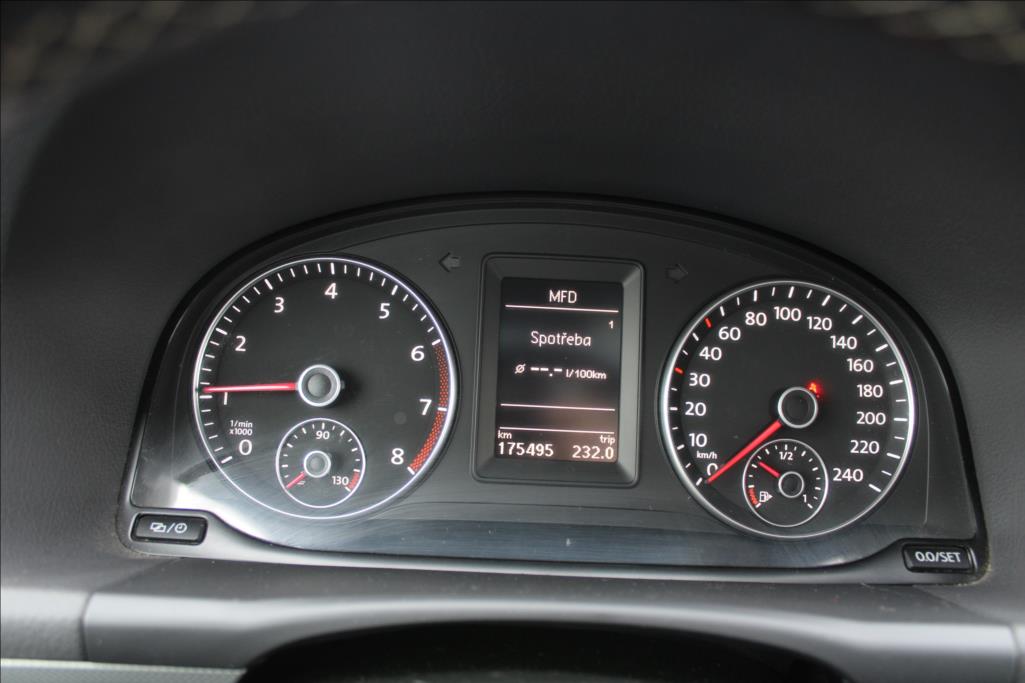 2012 – Volkswagen Touran – 1,4 TSi  NAVI, KAMERA,VÝHŘEVY