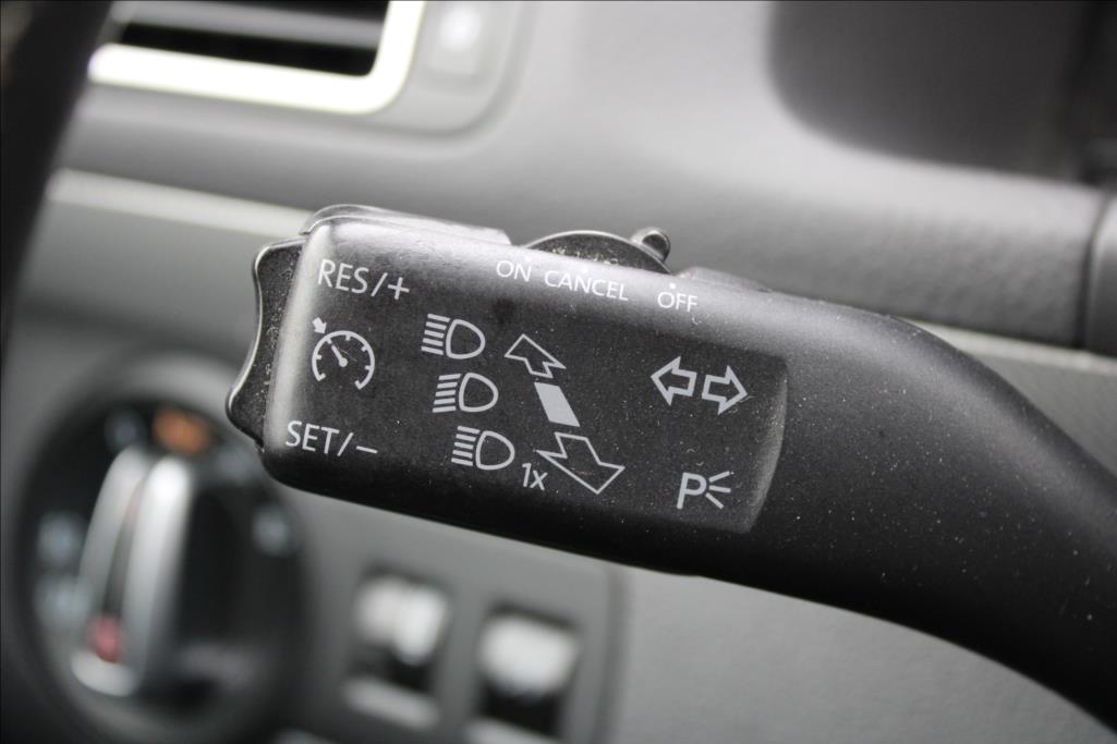 2012 – Volkswagen Touran – 1,4 TSi  NAVI, KAMERA,VÝHŘEVY