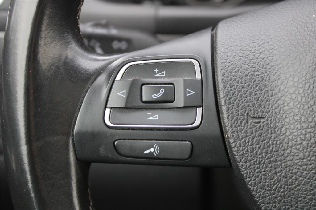 2012 – Volkswagen Touran – 1,4 TSi  NAVI, KAMERA,VÝHŘEVY