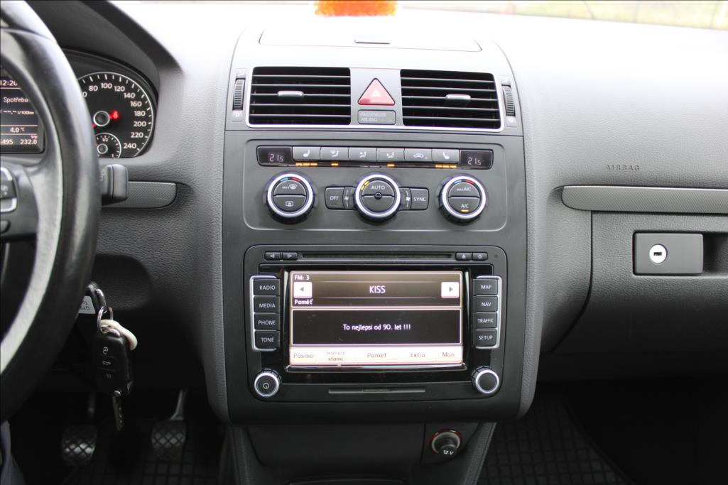 2012 – Volkswagen Touran – 1,4 TSi  NAVI, KAMERA,VÝHŘEVY