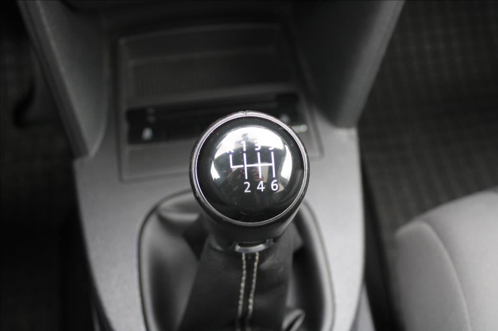 2012 – Volkswagen Touran – 1,4 TSi  NAVI, KAMERA,VÝHŘEVY