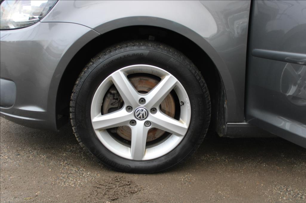 2012 – Volkswagen Touran – 1,4 TSi  NAVI, KAMERA,VÝHŘEVY