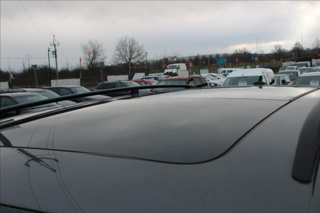 2012 – Volkswagen Touran – 1,4 TSi  NAVI, KAMERA,VÝHŘEVY