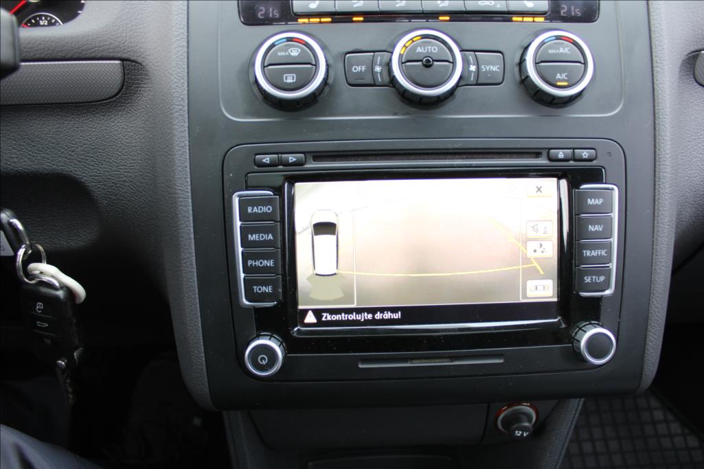 2012 – Volkswagen Touran – 1,4 TSi  NAVI, KAMERA,VÝHŘEVY