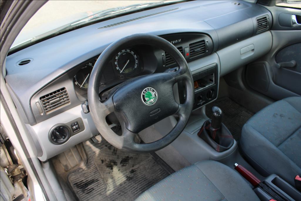 2001 – Škoda Octavia – 1,6 i  STK 8/2026