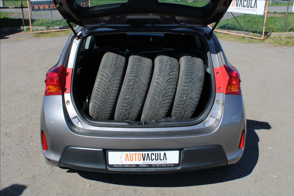 2013 – Toyota Auris – 1,3 i  2.maj.,ČR, 87.600 km