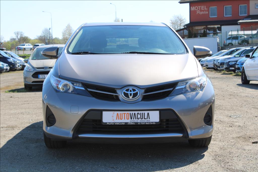 2013 – Toyota Auris – 1,3 i  2.maj.,ČR, 87.600 km