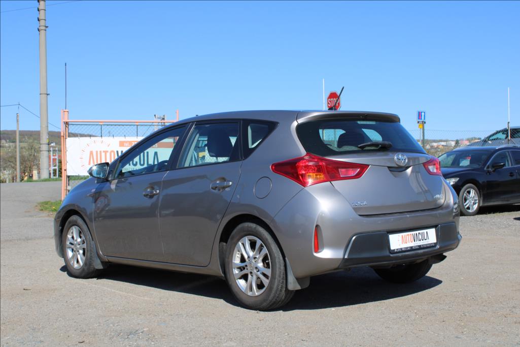 2013 – Toyota Auris – 1,3 i  2.maj.,ČR, 87.600 km