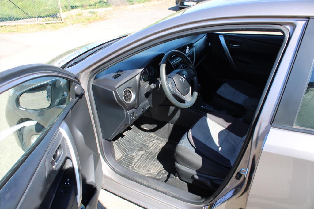 2013 – Toyota Auris – 1,3 i  2.maj.,ČR, 87.600 km