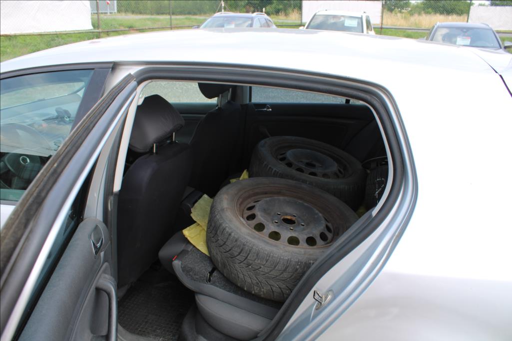 2004 – Volkswagen Golf – 1,4 i  DIG. KLIMA, ČR