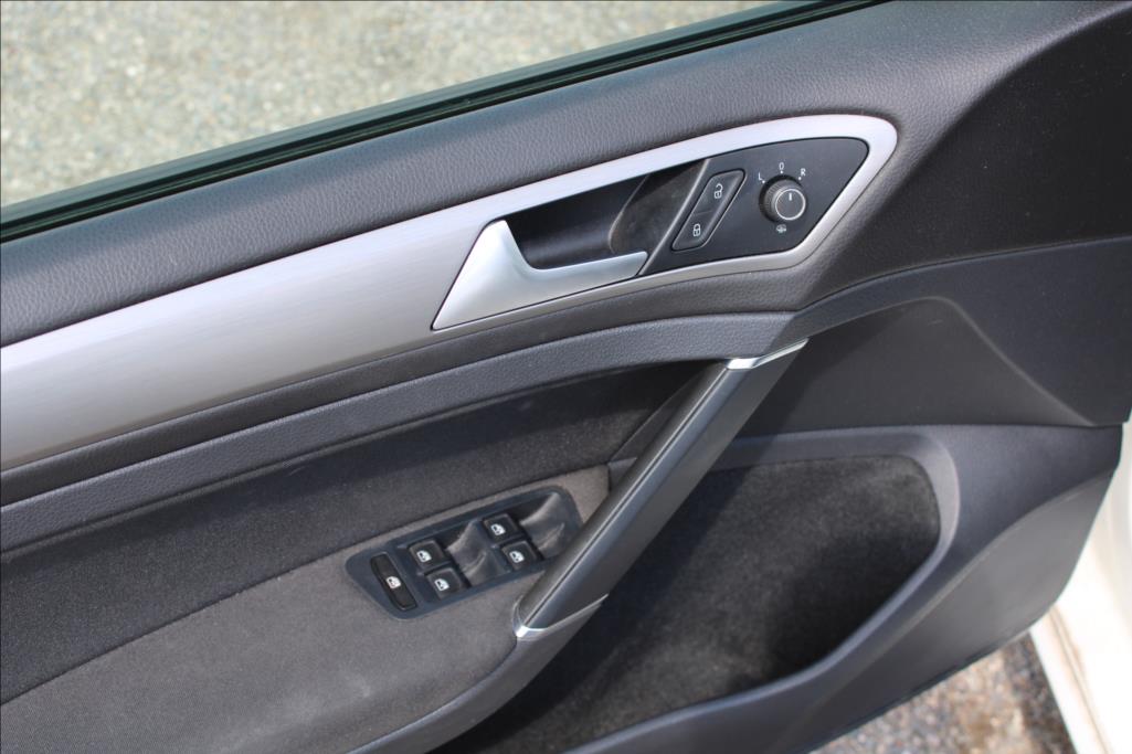 2015 – Volkswagen Golf – 1,2 TSi  DSG, 82.644 km, ČR