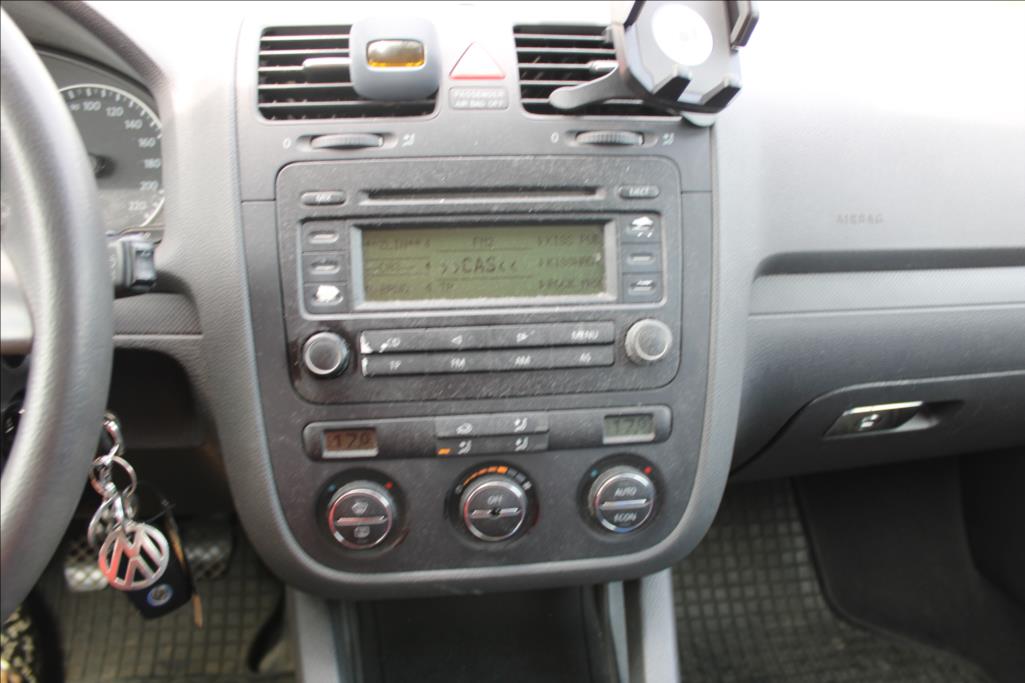 2004 – Volkswagen Golf – 1,4 i  DIG. KLIMA, ČR