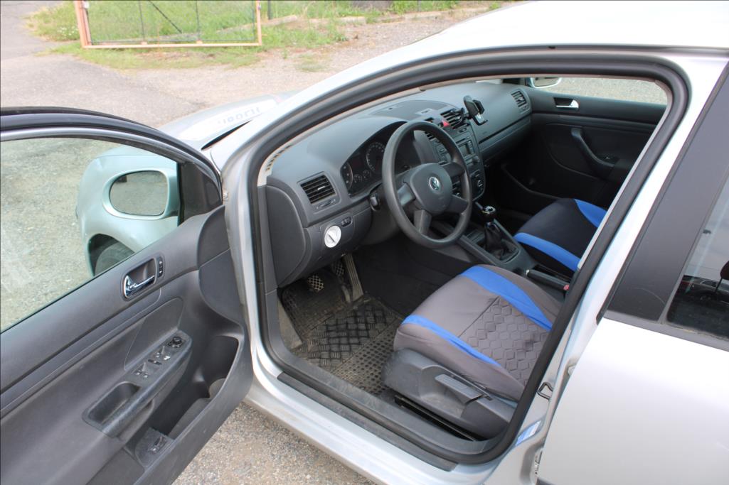 2004 – Volkswagen Golf – 1,4 i  DIG. KLIMA, ČR