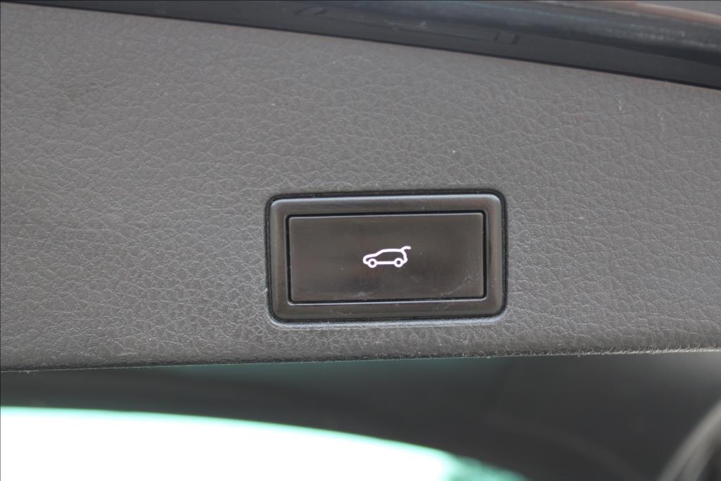 2012 – Volkswagen Touareg – 3,0 TDi  4 x 4, AUTOMAT, DPH