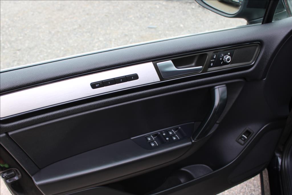 2012 – Volkswagen Touareg – 3,0 TDi  4 x 4, AUTOMAT, DPH