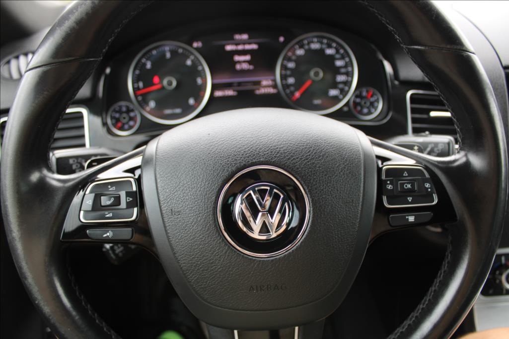 2012 – Volkswagen Touareg – 3,0 TDi  4 x 4, AUTOMAT, DPH