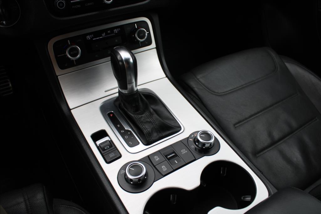 2012 – Volkswagen Touareg – 3,0 TDi  4 x 4, AUTOMAT, DPH