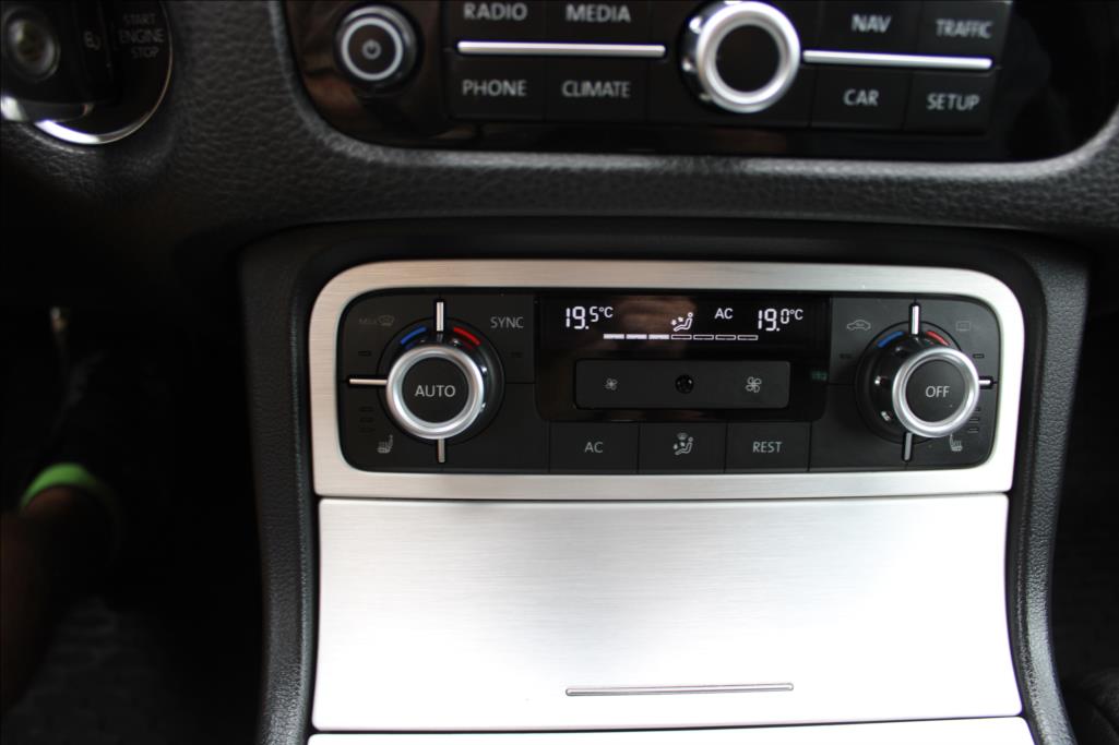 2012 – Volkswagen Touareg – 3,0 TDi  4 x 4, AUTOMAT, DPH