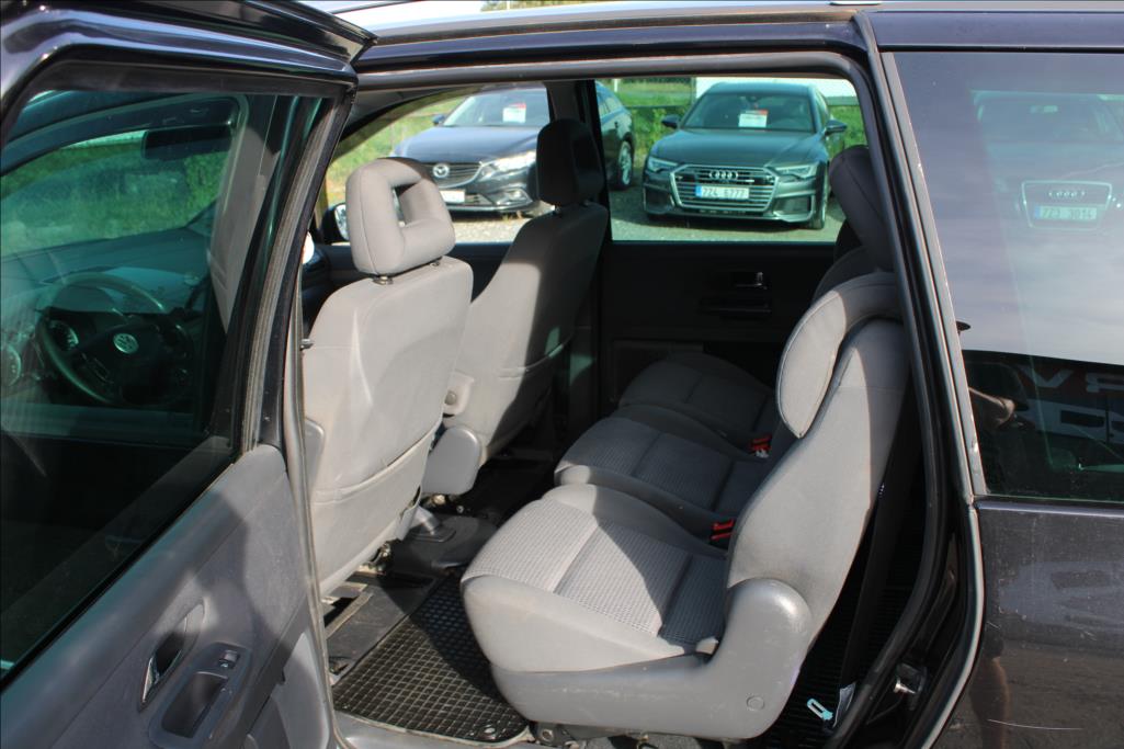 2009 – Volkswagen Sharan – 1,9 TDi  TAŽNÉ,XENONY,7-MÍST