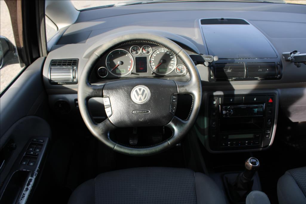 2009 – Volkswagen Sharan – 1,9 TDi  TAŽNÉ,XENONY,7-MÍST