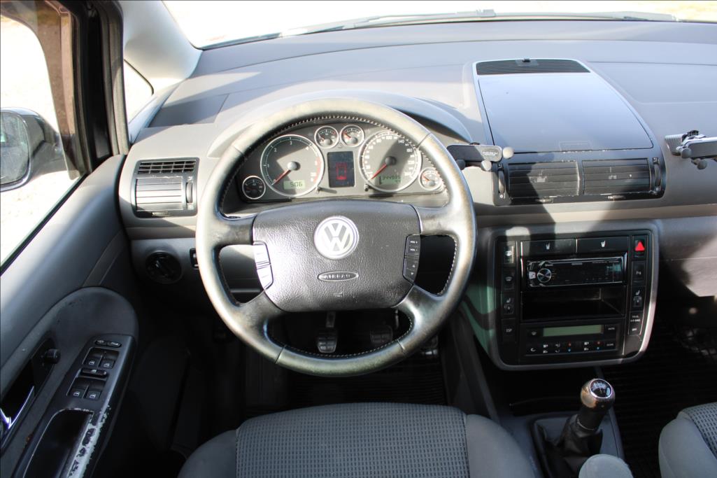 2009 – Volkswagen Sharan – 1,9 TDi  TAŽNÉ,XENONY,7-MÍST