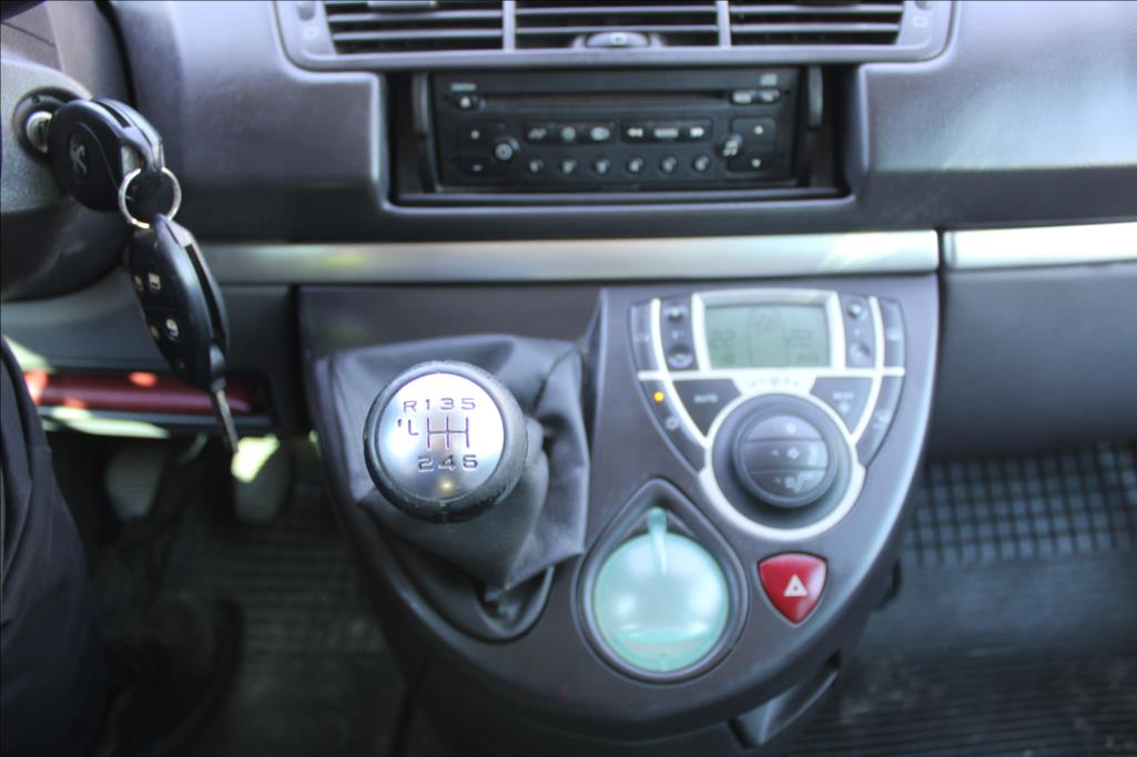 2006 – Peugeot 807 – 2,2 HDi  1.maj., ČR, TAŽNÉ