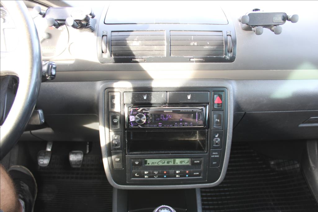 2009 – Volkswagen Sharan – 1,9 TDi  TAŽNÉ,XENONY,7-MÍST